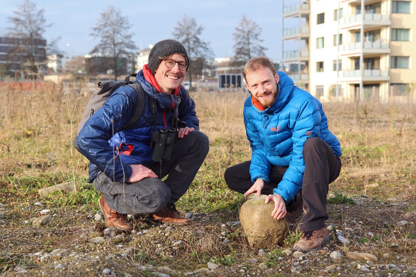 Für die Natur unterwegs: Samuel Wechsler (links), Präsident des OVS, und Vorstandsmitglied Dominik Henseler in der aufgewerteten Baulücke beim Bahnhof Sursee. © Daniela Pauli