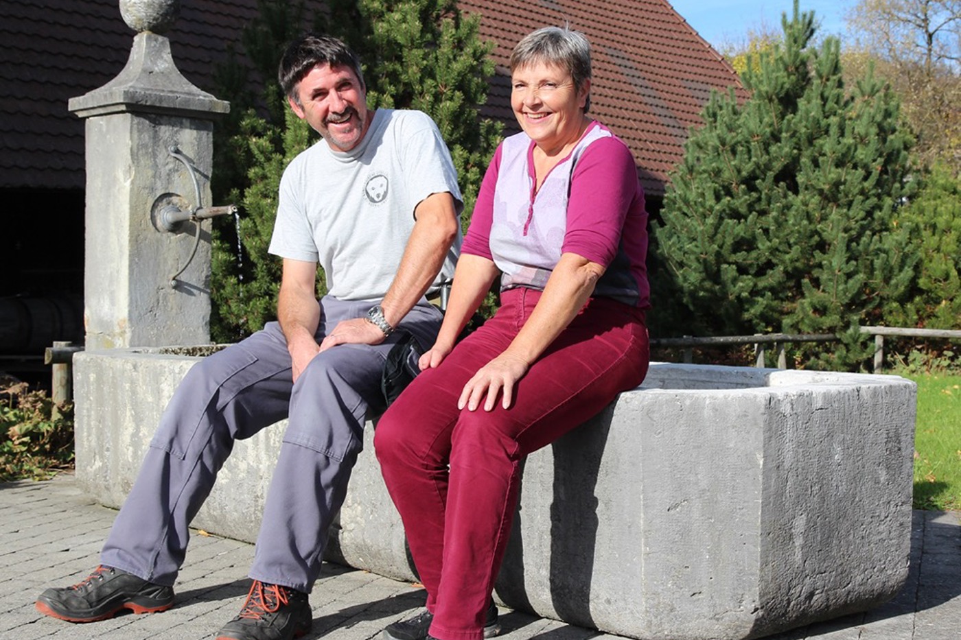 NVO-Präsident Urs Meyer und Vorstandsmitglied Susanne Stocker am Brunnen beim Ortsmuseum von Oftringen – ausnahmsweise sitzend. © Daniela  Pauli