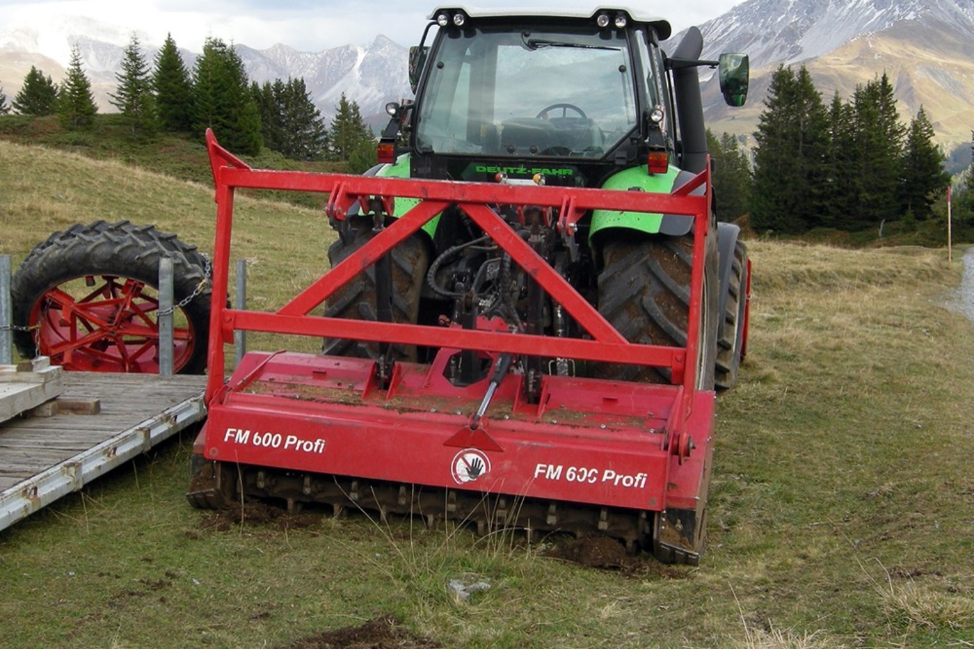 Steinfräsen und Weidemulcher kommen nicht nur im Jura, sondern zunehmend auch in den Alpen zum Einsatz. © zvg