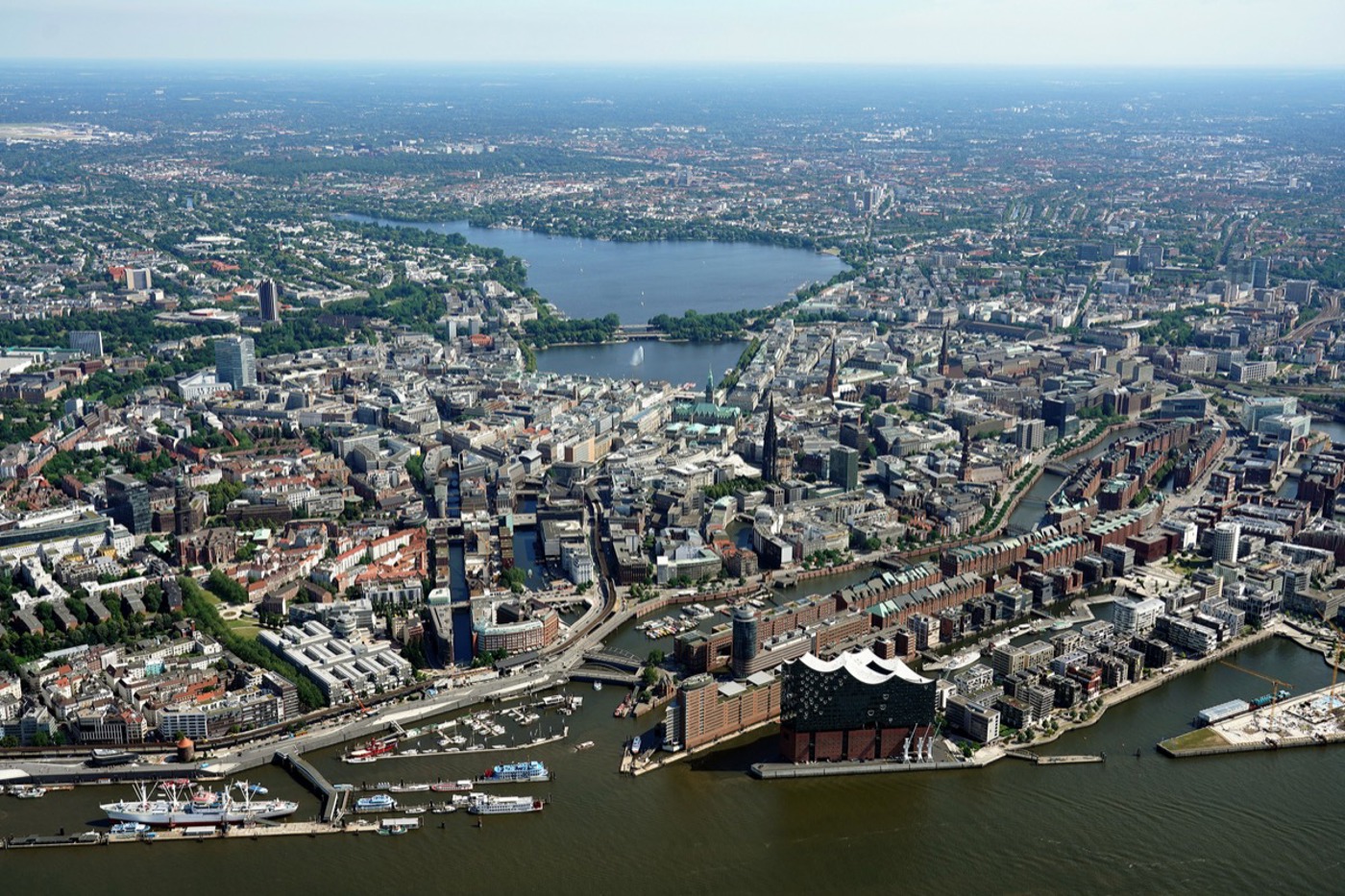 Hamburg ist vom Wasser geprägt. Am unteren Bildrand die Elbe mit der  Elbphilharmonie, in der oberen Bildhälfte die aufgestaute Alster. © Matthias Friedel/luftbilder.de 