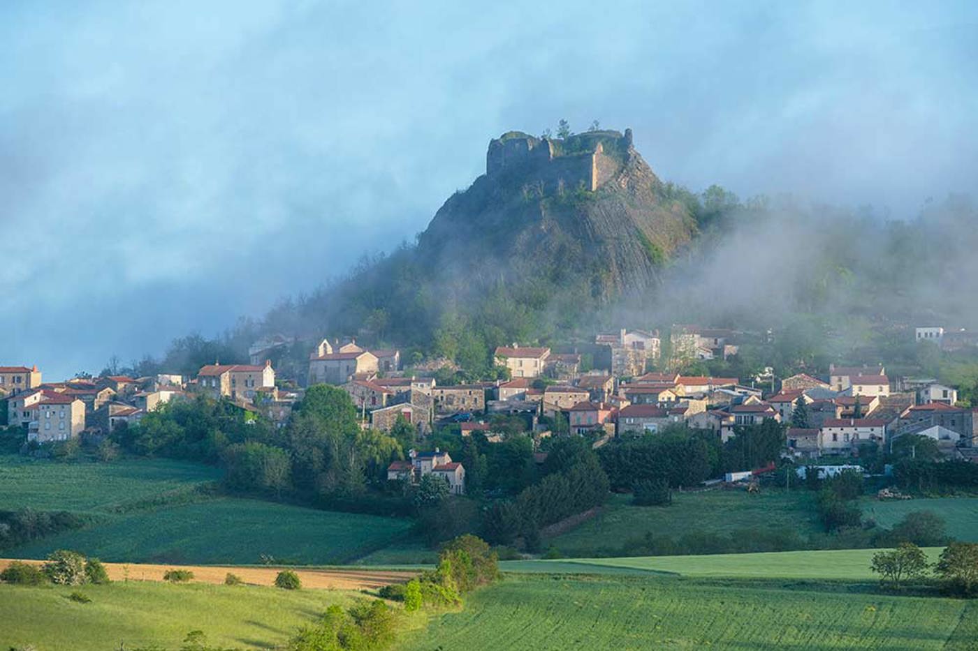 Das Städtchen Buron liegt mitten in der Vulkanlandschaft der Auvergne, 120 km westlich von Lyon. © Christian Guy/mauritius