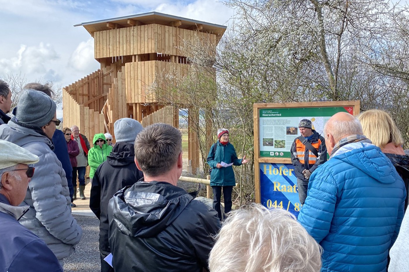 Suzanne Oberer, Präsidentin von BirdLife Schweiz, weihte am 9.4.2022 die grosse Renaturierung und den Beobachtungsturm ein. © Stefan Heller