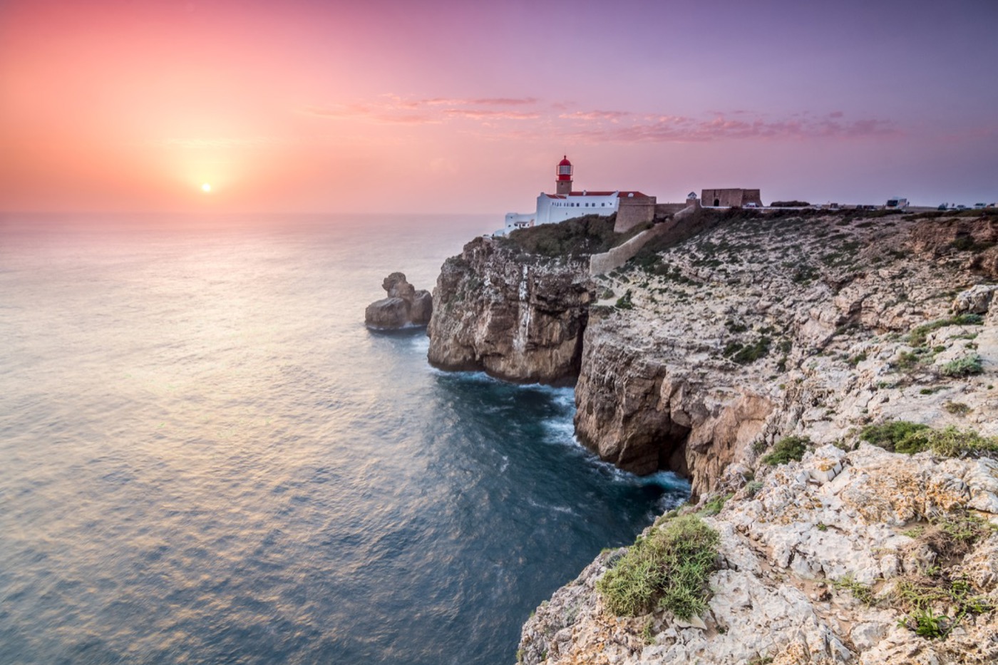 Der Leuchtturm am Cabo de São Vicente liegt westlich von Sagres. Von hier aus kann man gut Basstölpel erspähen. © iStock