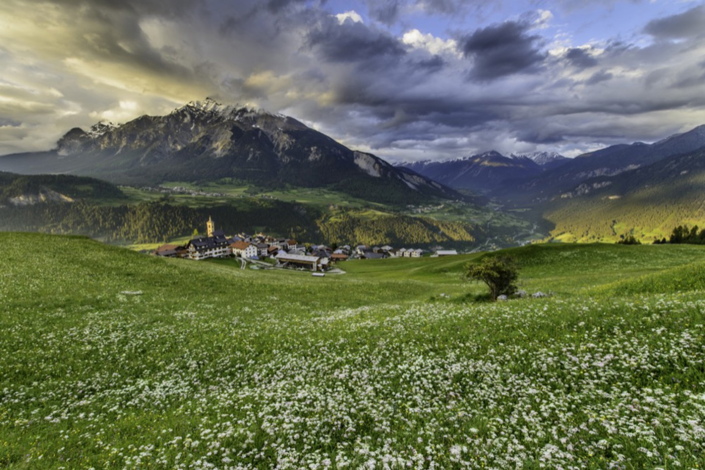 Das schön gelegene Dorf Stierva mit Blick ins untere Albulatal, nach Lenz und zum Lenzerhorn. © Lorenz A. Fischer