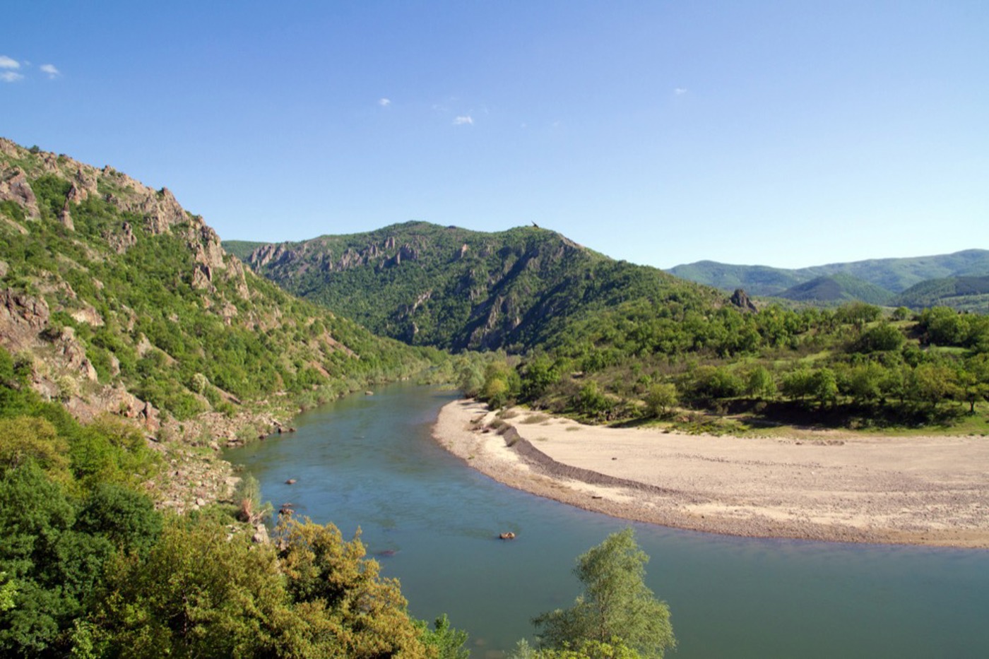 Am Flusslauf der Arda in den Ostrhodopen brüten Gänsegeier, Schlangenadler, Adlerbussard, Chukarhuhn und Zippammer. Mit viel Glück kann man auch den Fischotter beobachten. © Christian Roesti (alle)