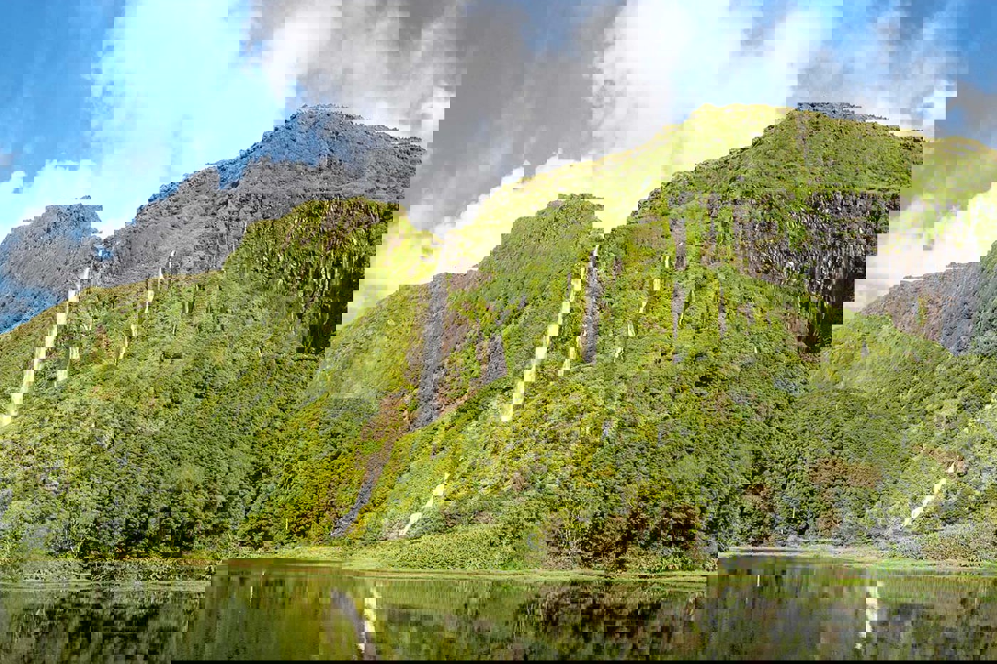 Mehr als 20 kleine und grössere Wasserfälle münden in den Lagoa dos Patos, einem See auf der Insel Flores. © Michael Gerber