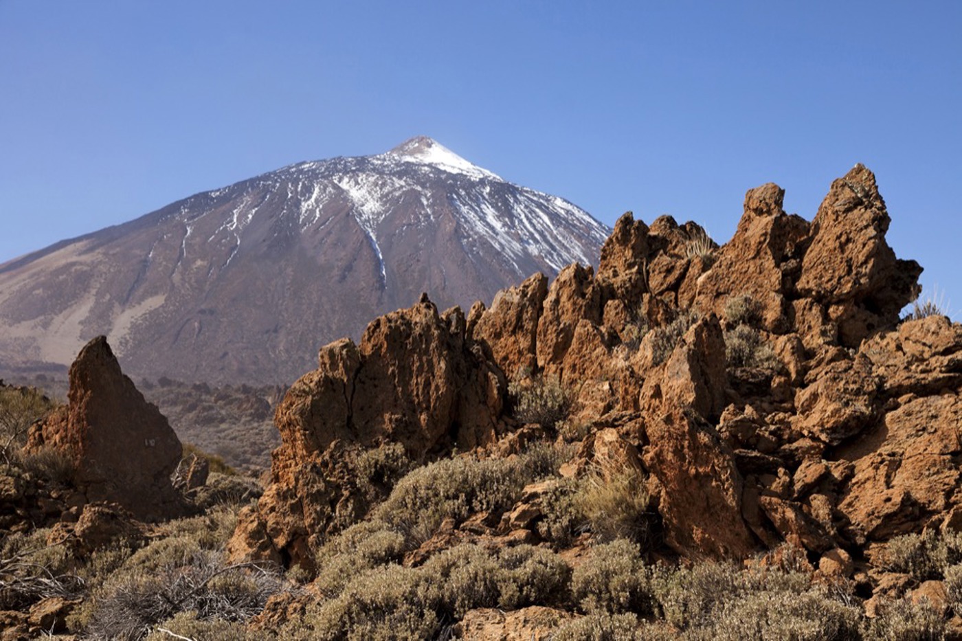 Über der Insel thront der 3718 m hohe Teide-Vulkan. An seinem Fuss wähnt man sich auf dem Mars. © Avalon/Peter Schickert