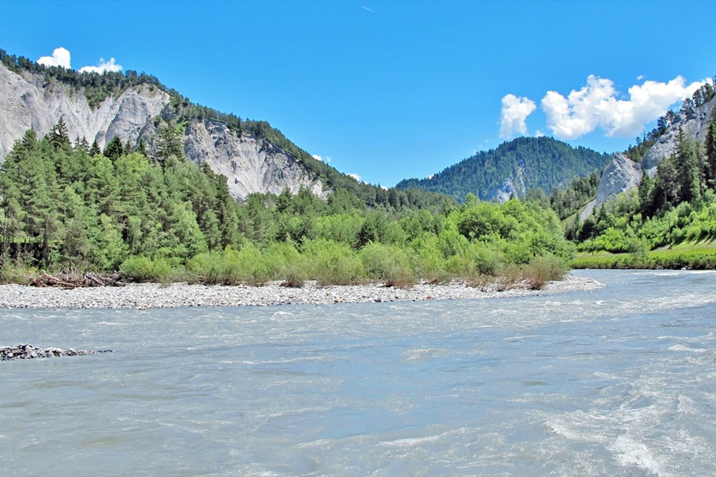 In der Ruinaulta gestaltet der Vorderrhein die Landschaft immer wieder neu. © Franz Gerhard/Adobe