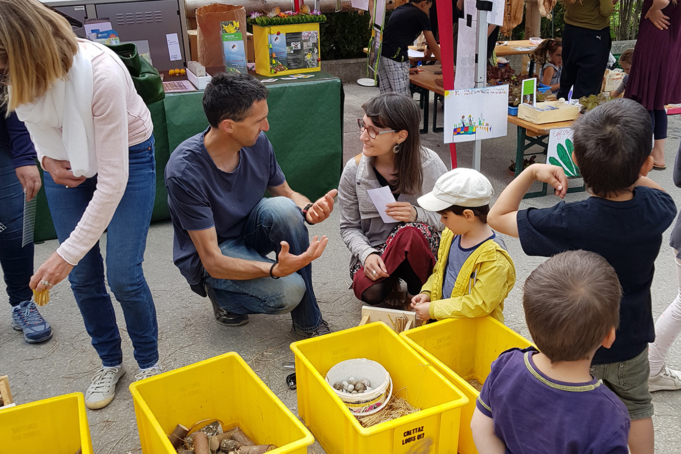 Le Rougegorge führt jeweils ein Bastelatelier für Kinder durch, in dessen Rahmen sie Insektenhotels herstellen können. © Le Rougegorge 