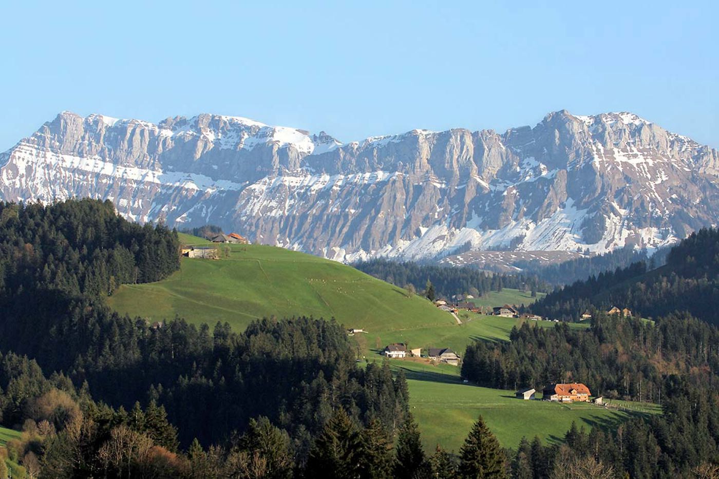 Vom Entlebuch aus präsentiert sich die Hohgant-Kette als imposanter und abweisender Felsriegel. © Bruno Schmidiger/Alamy